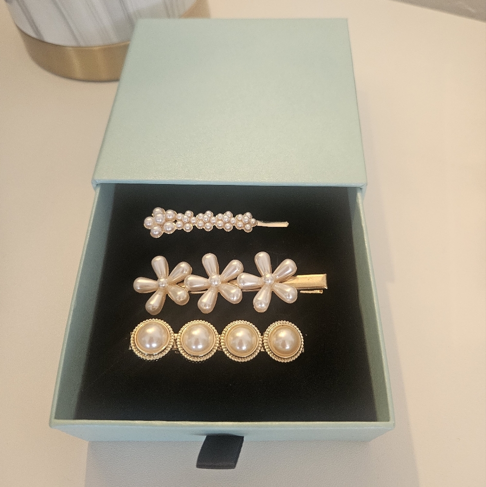 Oh My Pearls Barrette Set
